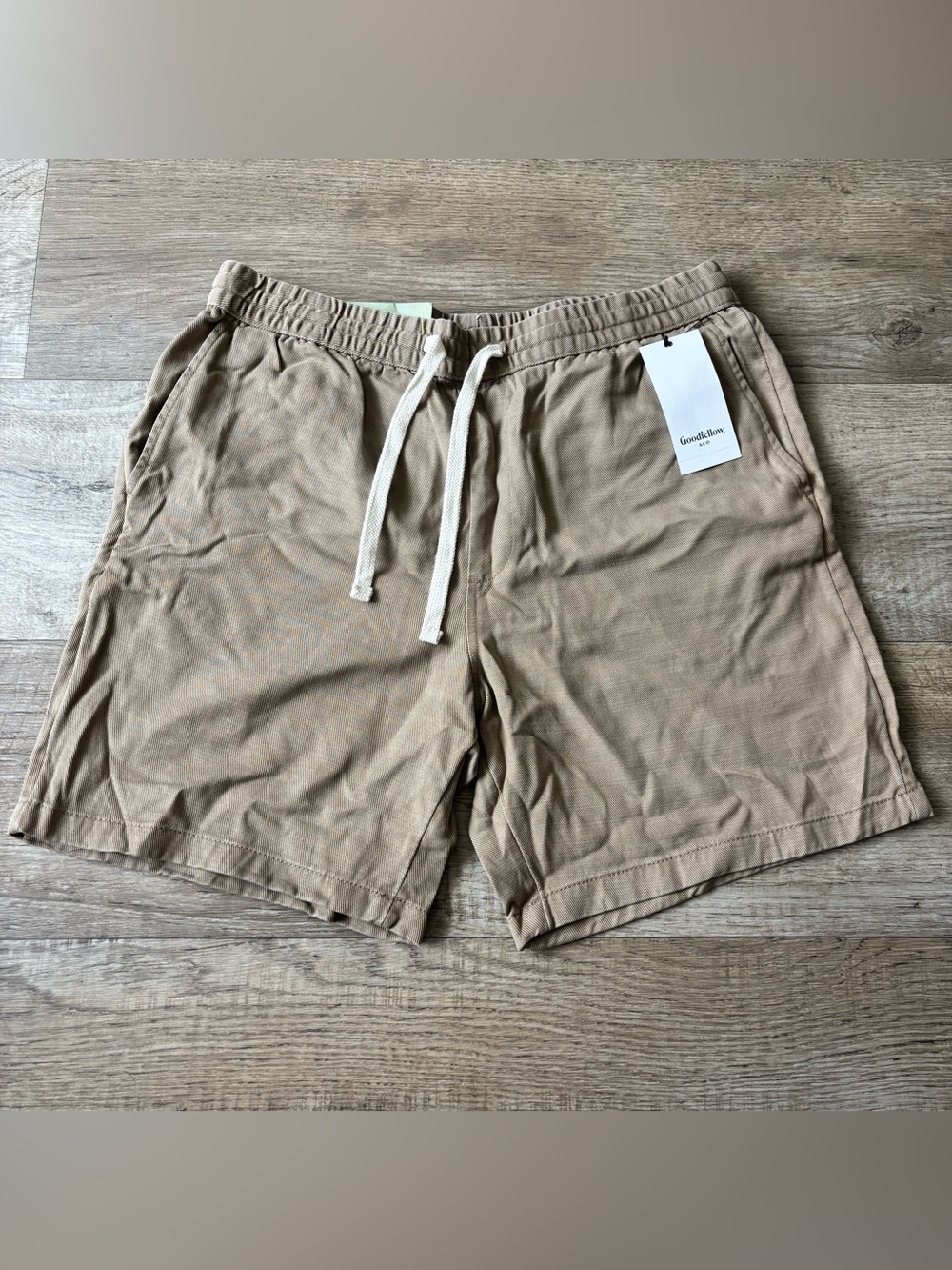 Goodfellow & Co Men’s Pull-on Elastic Waist 7” Inseam Shorts in Tan Size Medium